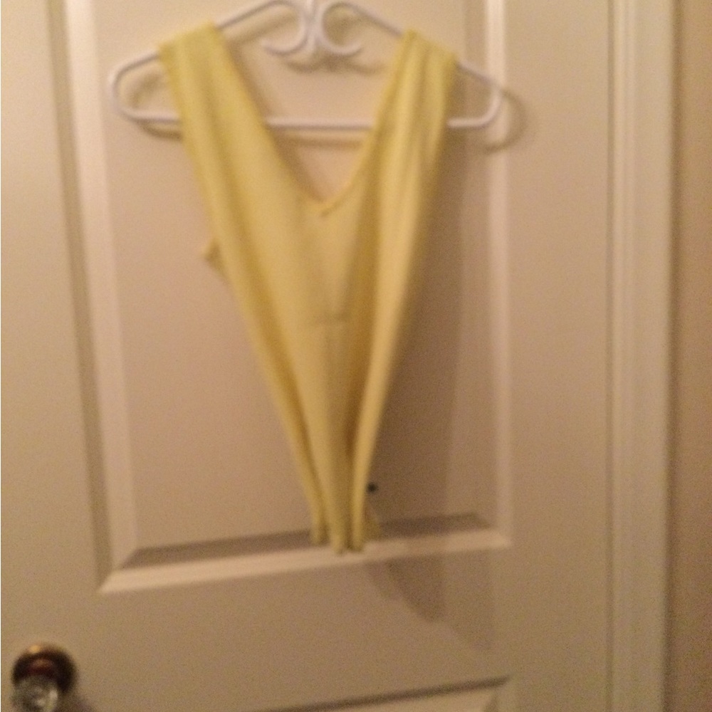 Camisole en V de tricot ornée de paillettes